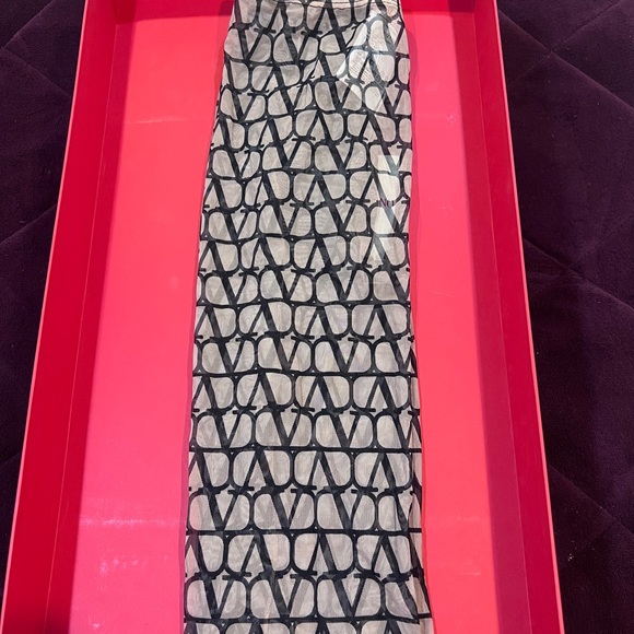 Valentino Garavani Geometric Patterned Hosiery in Black and Cream - Picture 3 of 7